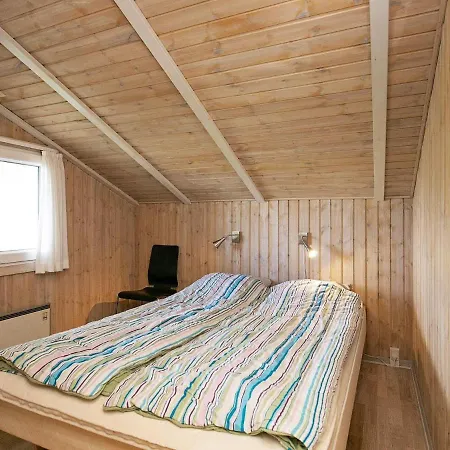 10 Person In L Kken Gronhoj (Nordjylland)